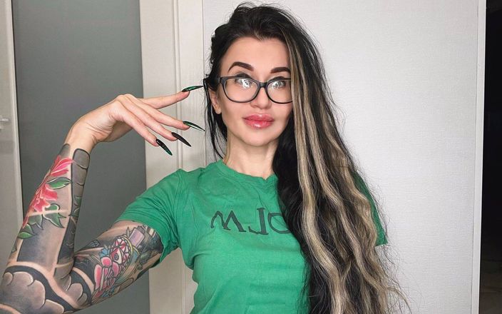Julia domaina: Chasqueando y chupando dedos con uñas largas verdes, cabello largo,...