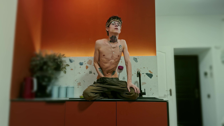 HotDogs studio: Twink bawi się w kuchni typu studio