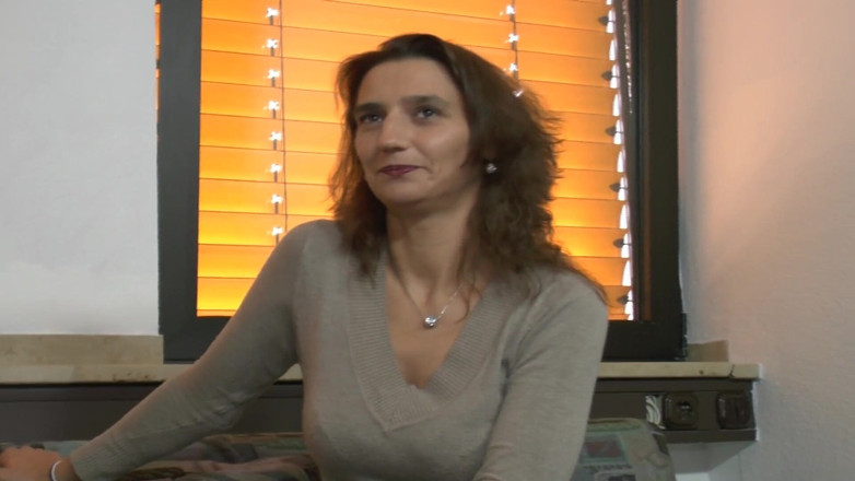 Deutsche Frauen: Çarpıcı Alman orta yaşlı seksi kadın tek başına mastürbasyon yapıyor