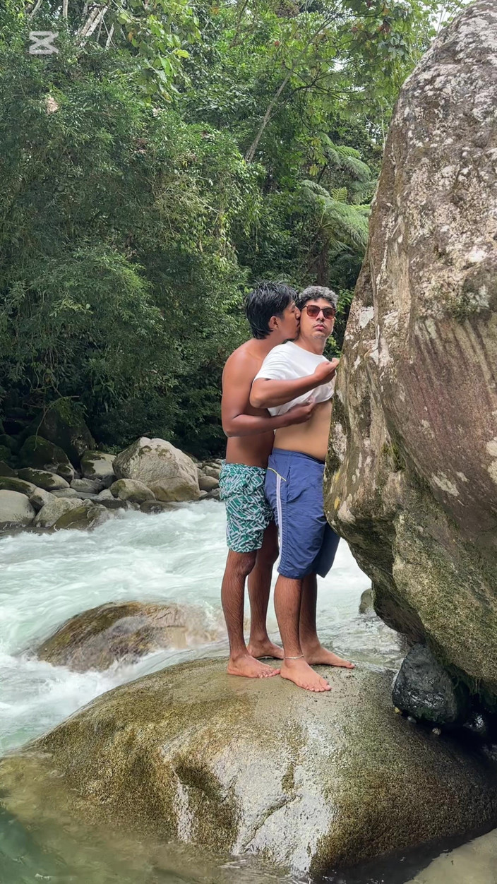 Deiby Latino: Šukání tlustého chlapa v potoku