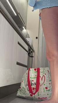 Sexy a žhavá žena v domácnosti s přírodními velkými prsy v cardigan haleně ukazuje svou kundičku a nahý zadek dělá striptýz