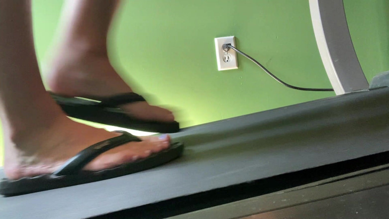 Ivys Feet: Feet in Flip Flops on the Treadmill - Ivys Feet