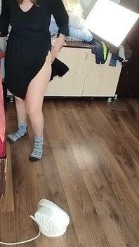 Sexy Brunette Die Plezier Heeft Met Het Passen Van Kleding. Sexy Moeder Danst Naakt Door Het Hele Huis.