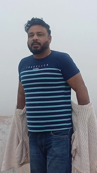 Un Papa Indien Enlève Ses Vêtements Dans Le Brouillard D’hiver Gelé
