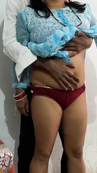 Une Indienne sexy à gros nichons se fait baiser par son copain chez elle