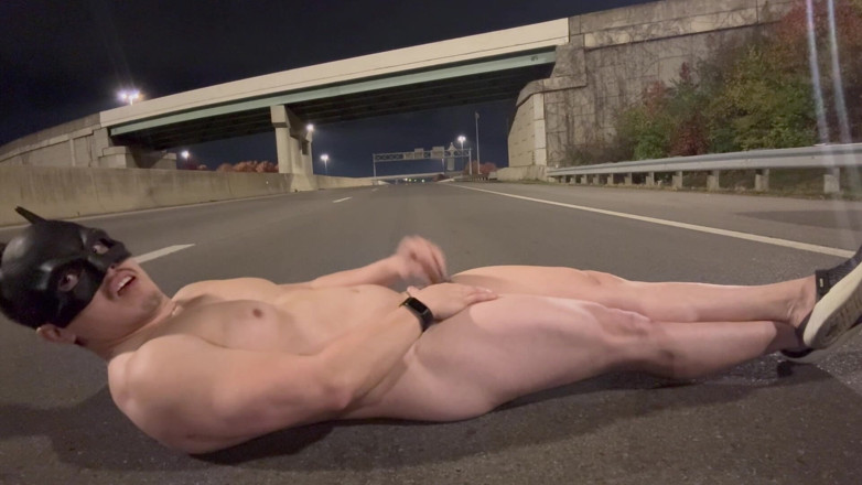 Barenakedmuscles: 裸の筋肉質なアジア人が夜の人気のない道路の真ん中まで歩き、激しく筋肉を伸ばし大量に射精する
