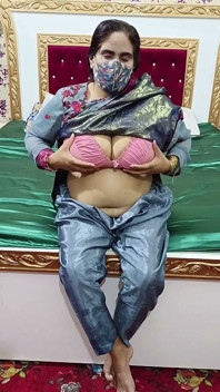 Hot Desi Shilpa Bhabhi Naciskając jej duże cycki i masturbuje się przez Dildo