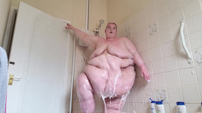 SSBBWLadyBrads: La doccia oscilla e si lava pt 3