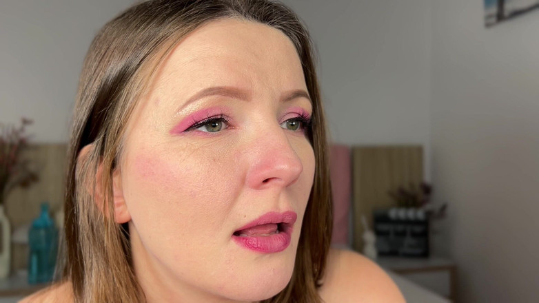 Mary Jay: Burnumdaki kaşıntı beni çıldırtıyor. Kamerada Seçiyor