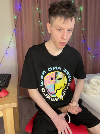 Morflot24: Una veloce masturbazione nel dormitorio fa squirtare ovunque un cazzo...