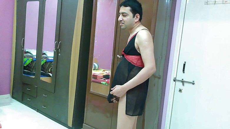 Cute & Nude Crossdresser: Горячий кроссдрессер-сисси фембой Sweet Lollipop в черном нижнем белье и стрингах.