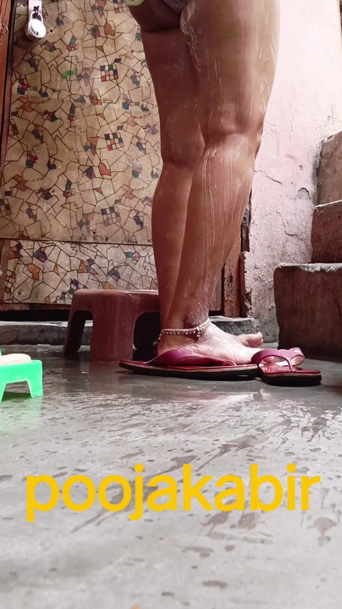 Poojakabir: 洗澡的继妹