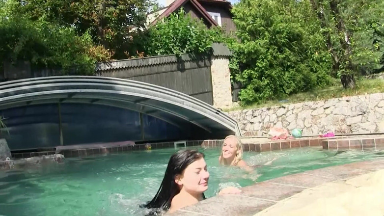 Sunset seductions: Blondynka używa fioletowej zabawki na brunetce przy basenie