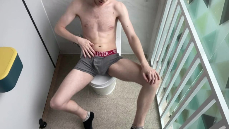 qaz11: Masturbación con la mano en cámara 34