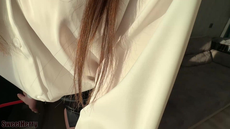 SweetHerry: कामुक सेक्रेटरी मेज पर नौकरी पाने के लिए अपने बॉस को चोदती है सुंदर सेक्स