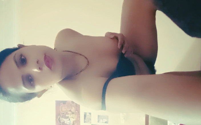 Hot Sis: Сводная сестра показывает обнаженную дома сексуальное тело в одиночестве