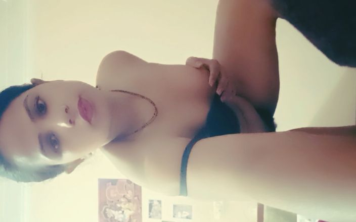 Hot Sis: Em gái kế khỏa thân khoe hàng một mình trong...