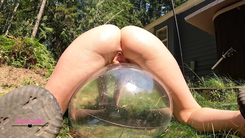 Destination Kat: 해변에서 오줌 싸기