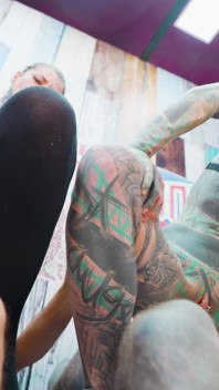 Cuplu tatuat se fute cu pule mari, Merry are parte de sex în patru cu cerneală