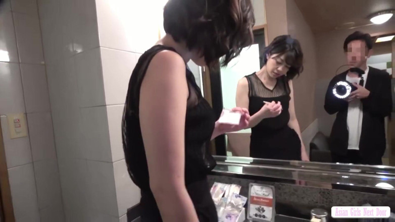 Asian happy ending: Wysoka 170 cm szczupła gospodyni dokucza, aż pożądanie przejmie i kończy...