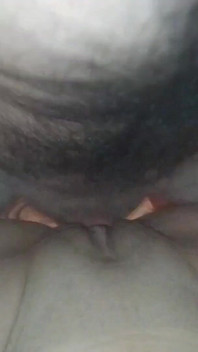 Marito e moglie scopano e sborrano in camera da letto, a questa moglie è piaciuto