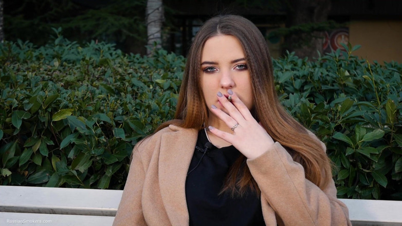 Russian Smokers: Une Russe passe sa pause-déjeuner à fumer 1 cig