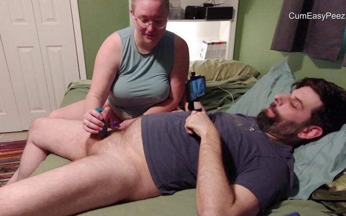 Cum and piss play fun!: Ella lo hace correrse con un juguete
