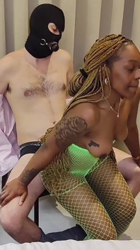 Zwarte vrouw betrapt op vernedering cuckold bdsm ketenen