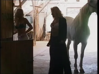 Sletterige meisjes hard geneukt (volledige vintage pornofilm)