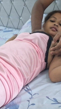Une fille desi sexy taille une pipe baveuse et prend une bite bien dure, Indienne amateur