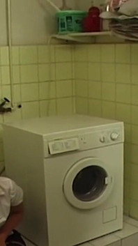 Blondýna má zavázané pysky se zavázanýma očima upnuté a roztažené doširoka