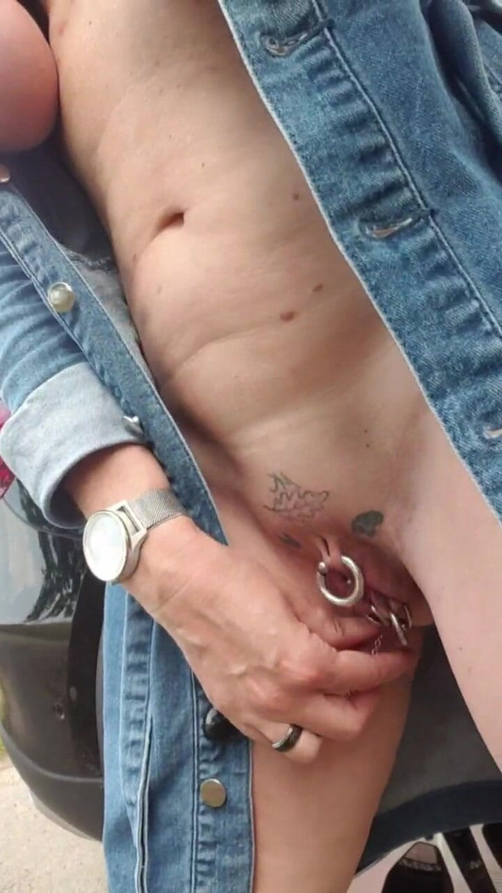 JulieEroticDress: Muncrat di luar ruangan di tempat parkir