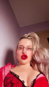 Buze perfecte cu luciu de buze roșii cu fetiș findom Goldigger Buze Dependența