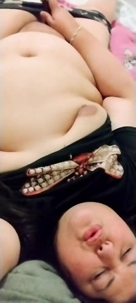 Regarde-moi Bridivine, me masturber jusqu’à ce que je jouisse sur mon gode