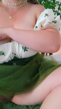 Isteri pawg yang elegan melancap dalam pakaian manis yang cantik