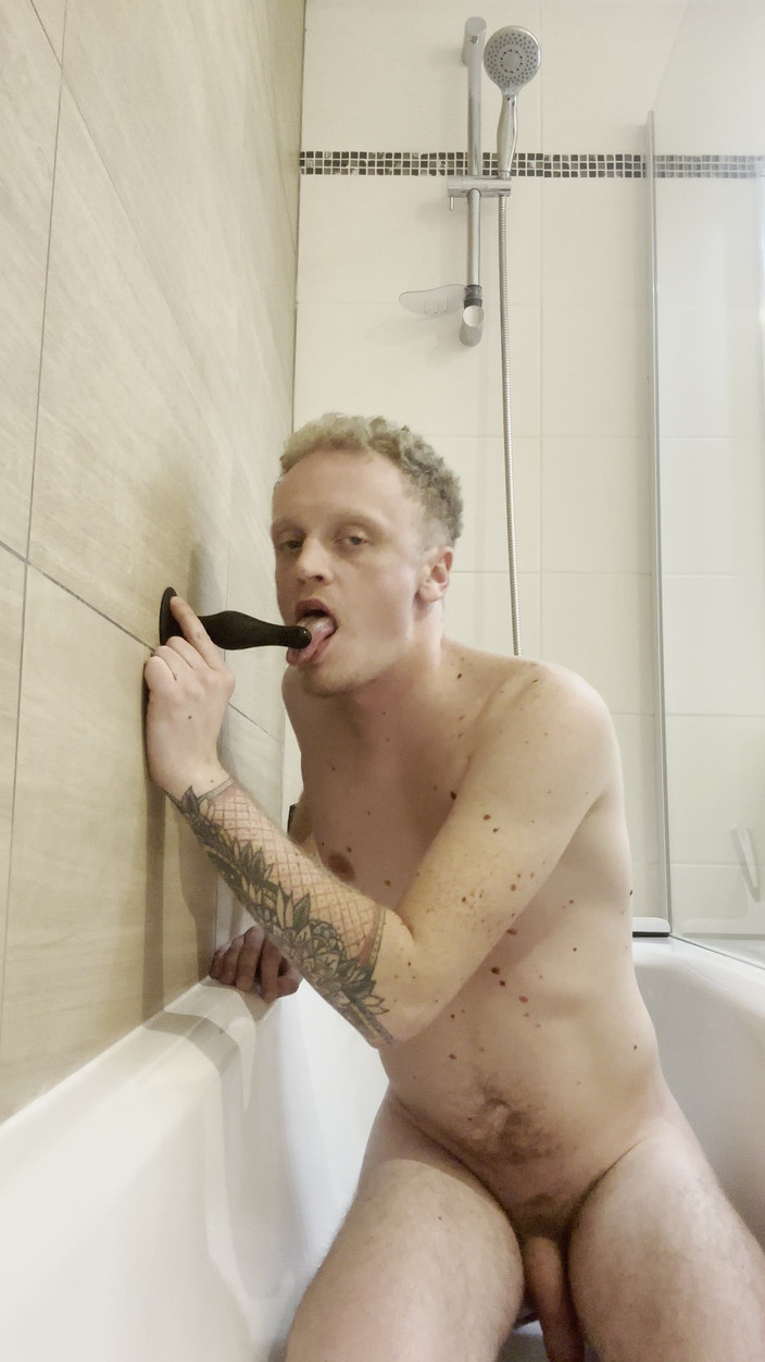 TinySimon: Mladá francouzská bi ve sprše