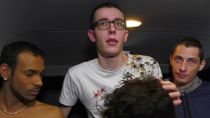 INTERRACIAL BAREBACK SEX: Verwaasde gangbang in de bus langs de weg in Parijs 2