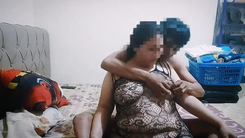 my_wife_chubby: Baculaté tělo mé nevlastní tety je sexy se svým prádlem