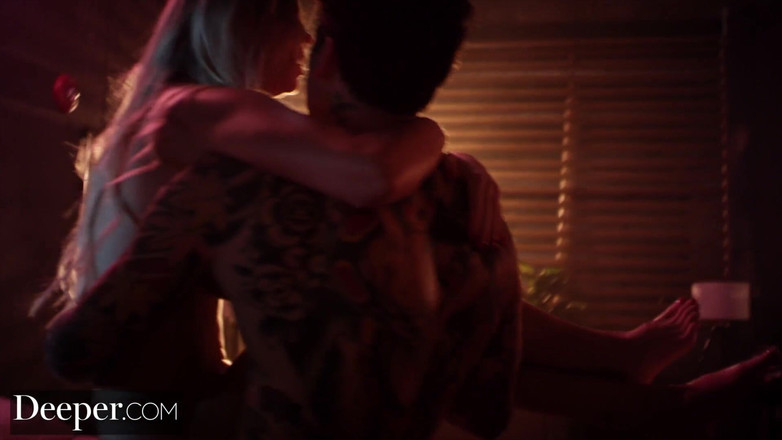 Deeper: Deeper - Addie geslagen, kokhalsd en gecreampied door kleine handen