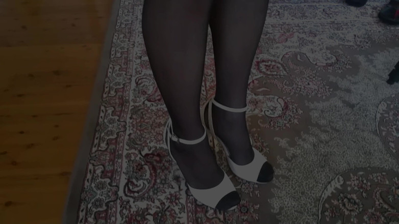 Dani Leg: 73v sexy schwarze strumpfhosen und strümpfe auf kurvigen beinen