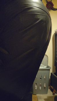 Sborrata nei miei nuovi pantaloni di pelle