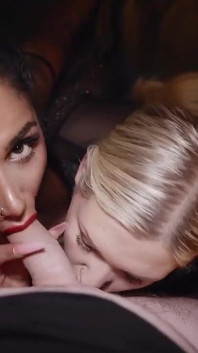 Deux MILF insatiables le traitnt jusqu’aux pieds