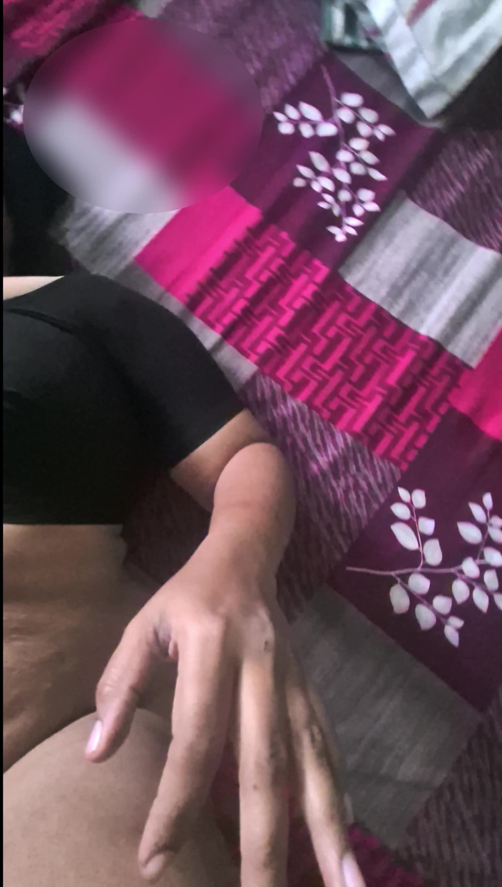 Black & white desicat: Suri rumah desi seksi dalam blaus hitam dikongkek keras dan...