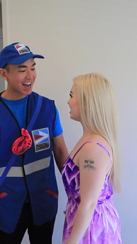 La Petite Blonde Haley Spades Se Fait Baiser Par Un Facteur Asiatique - Une Petite Fille Blanche Vs Une Grosse Bite Asiatique