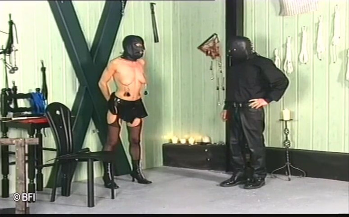 House of lords and mistresses in the spanking zone: Curvă mascată dominată de stăpânul ei