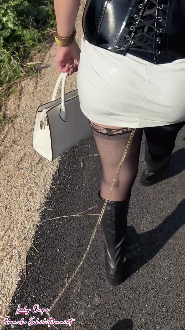 Lady Oups: Procházka venku v latexových minišatech s A a vodítkem kolem...