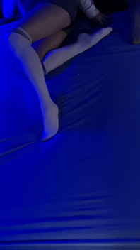 สาวตัวเล็กในถุงน่องเขาสีขาวกำลังยั่วเย็ดคุณ Cam 3