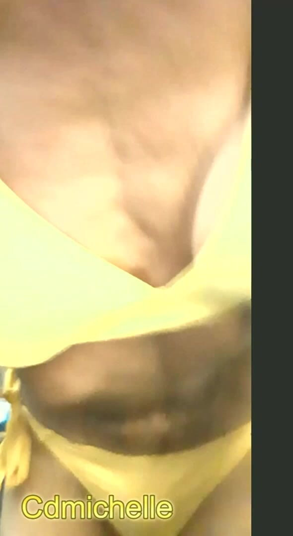 Crossdressers Cd Michelle wearing sexy lingerie: Cdmichelle memakai Pakaian Renang Seksi Dan Kuning