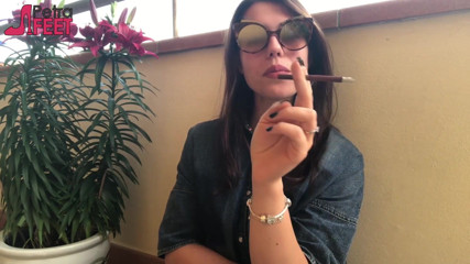 Smokin Fetish: Açık havada sigara içmeyi tercih ediyor