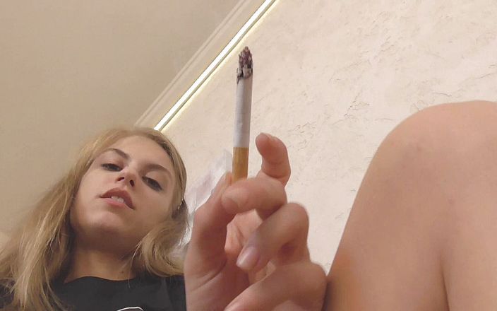Solo Austria: 粗俗的挑衅婊子风格的吸烟和烟灰缸由 teenie brat！